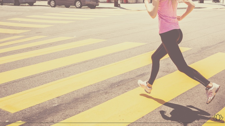 ジョギングする女性の画像